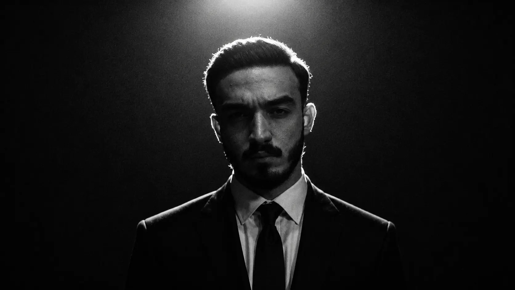 پرتره سیاه‌وسفید رهبر مأموریت دایمون